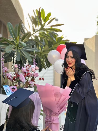 طقم عباية تخرج لون كحلي مع وشاح مخمل أسود