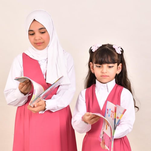 مريول ابتدائي وردي شيال سادة بقصة مثلثة وزم من الج...