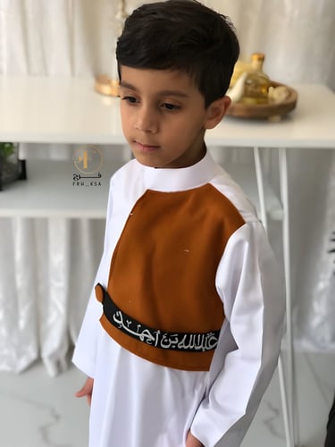 ثوب العيد ولادي بالاسم_ياقة بني