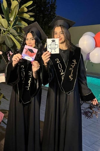 طقم عباية تخرج لون أسود مع وشاح مخمل