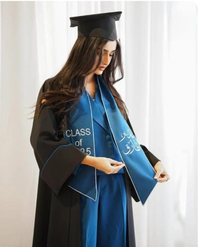 عباية تخرج لون أسود مع أزرق سماوي-متجر فرح