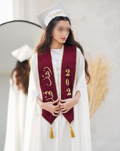 عبايات تخرج ابيض مع عنابي-متجر فرح