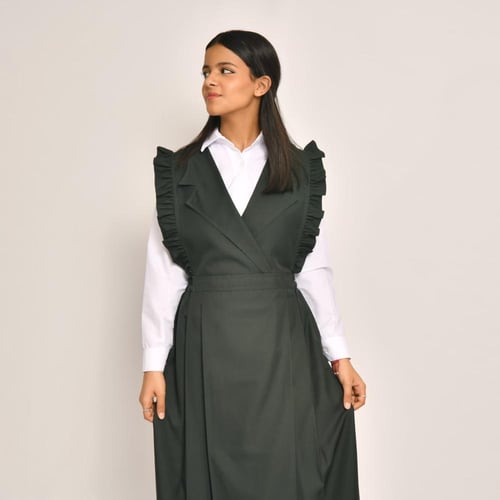 مريول متوسط زيتي بياقة بليزر مع كشكش على الجانبين