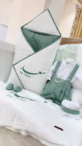 طقم استقبال مواليد 5 قطع تطريز بالاسم