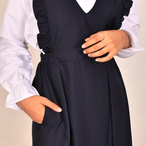 مريول كحلي بقصة مثلثة وكشكش عريض