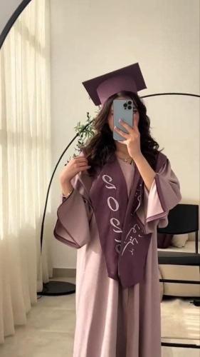 طقم عباية تخرج لون موف على وشاح بنفسجي