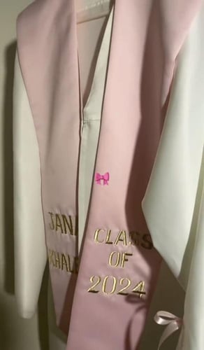 عبايات تخرج اوف وايت مع وردي-متجر فرح