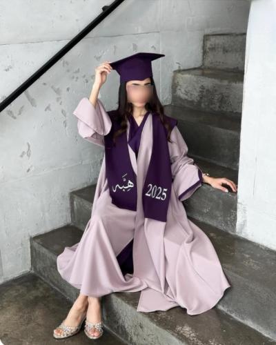 عباية تخرج وردي فاتح مع وشاح بنفسجي-متجر فرح