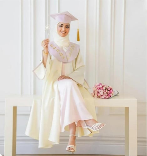 عباية تخرج لون كريمي مع وردي-متجر فرح