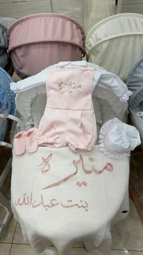 طقم مواليد بناتي 4 قطع تطريز بالاسم