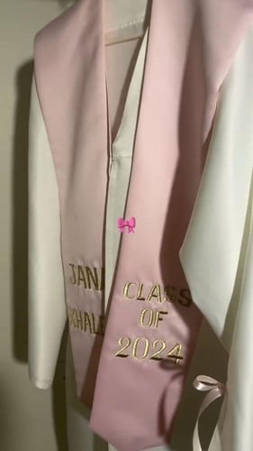 عبايات تخرج اوف وايت مع وردي-متجر فرح