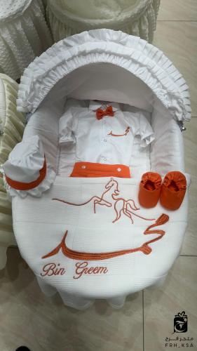 طقم استقبال مواليد 4 قطع تطريز بالاسم