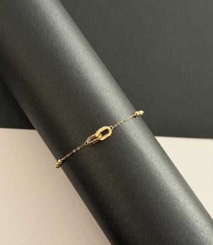 Smooth and modern flow of 18-karat yellow gold