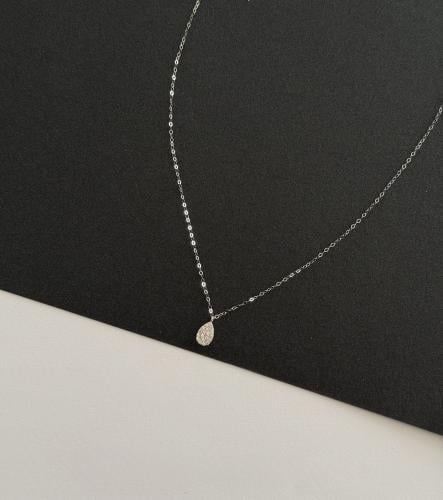 Soft necklace with a feminine design of 18-karat white gold