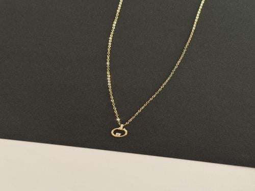 A distinctive necklace with an elegant design made of 18-karat yellow gold