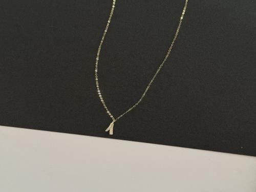 A soft and modern necklace of 18-karat yellow gold