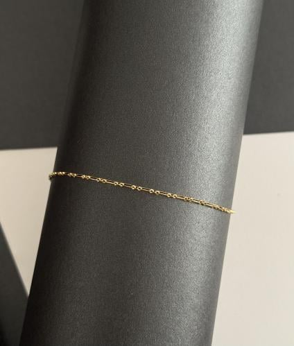 Smooth flowing with an attractive design of 18-karat yellow gold