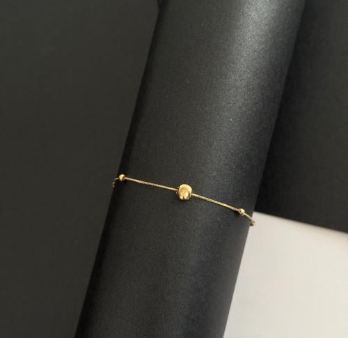 A distinctive flowing design with an attractive design of 18-karat yellow gold