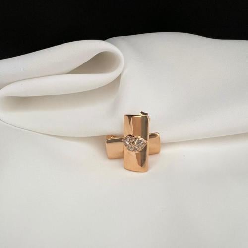 حلق الفخامة من الذهب الأصفر عيار١٨ والألماس