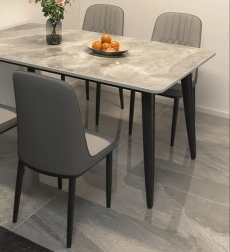 أربع كراسي طاولة طعام