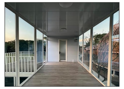 منزل بنورامي كامل بواجهة زجاجيه عصرية