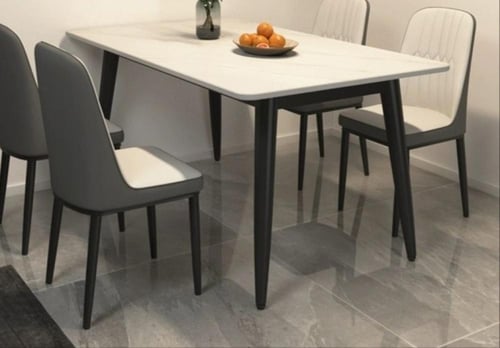 أربع كراسي طاولة طعام