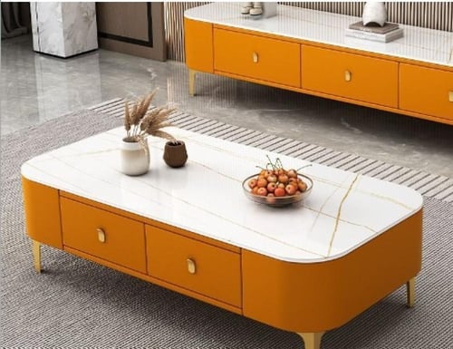 طاولة قهوة وتلفزيون