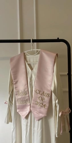 عباية تخرج بيج مع وردي