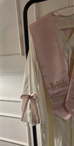 عباية تخرج بيج مع وردي