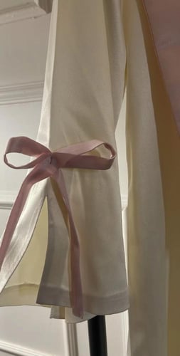 عباية تخرج بيج مع وردي