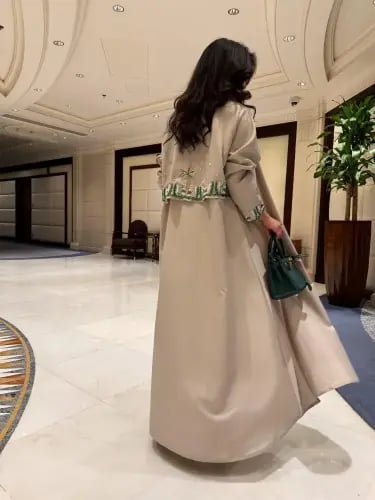 عباية بشت الفاخرة بتطريز السيفين والنخلة