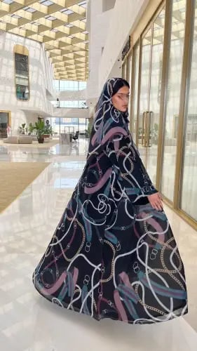 عباية سيرين - عباية بنقشات السلاسل العصرية بتصميم كاجوال فاخر