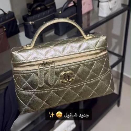 شنطة شــانيل الذهبية مع بوك