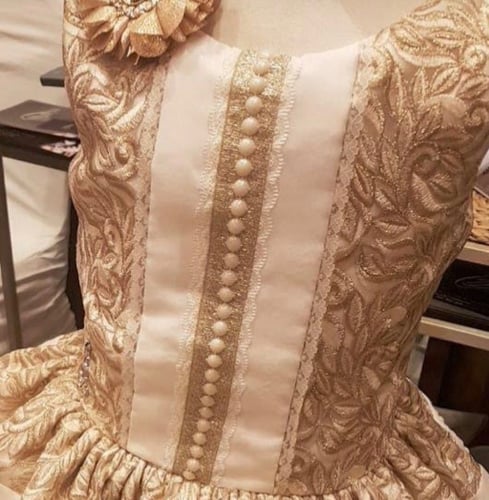 فستان خيط الذهب
