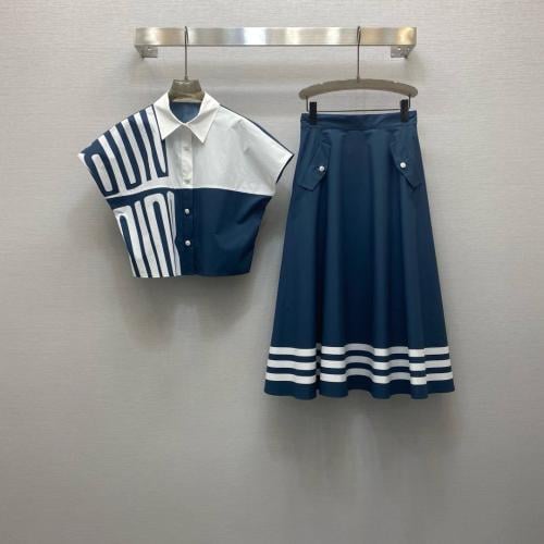 طقم بلوزة قصيرة وتنورة ميدي (Dior Two-Piece Set)