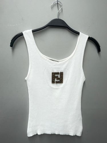 توب فندي نسائي بدون أكمام بشعار أمامي