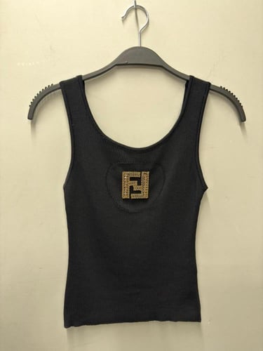 توب فندي نسائي بدون أكمام بشعار أمامي