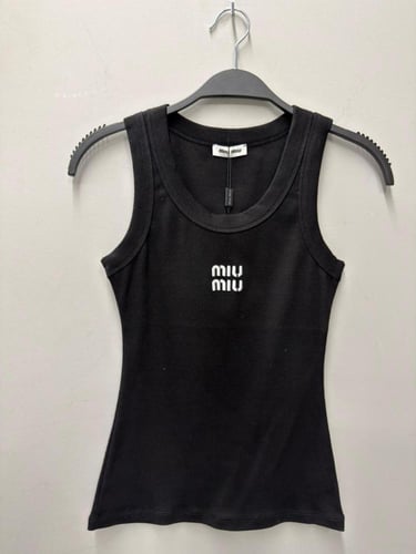 توب ميو ميو نسائي بدون أكمام بشعار مطرز