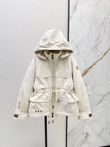 جاكيت Moncler (مونكلر) العملي بقصة عصرية