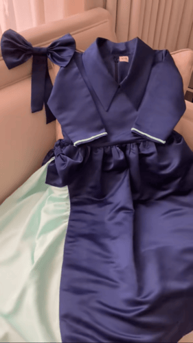 الفستان الأزرق و التفاني مع ربطة شعر