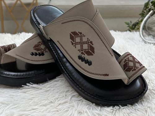 حذاء شرقي مطرز