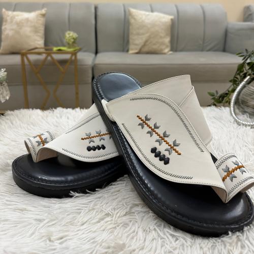 حذاء شرقي مطرز