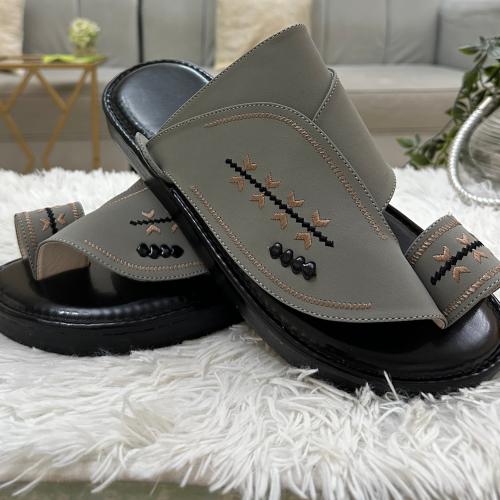 حذاء شرقي مطرز