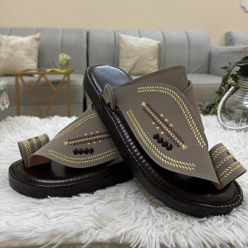 حذاء شرقي مطرز