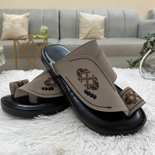 حذاء شرقي مطرز