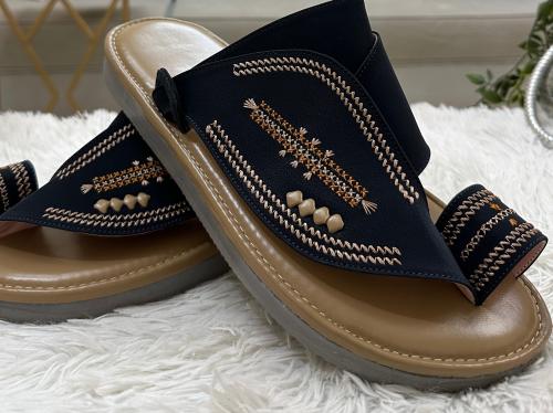 حذاء شرقي مطرز