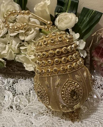 حقيبة معدن ذهبيه حجم كبير