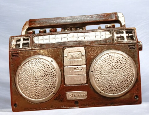 مجسم تذكاري لراديو كاست بالدرزن.