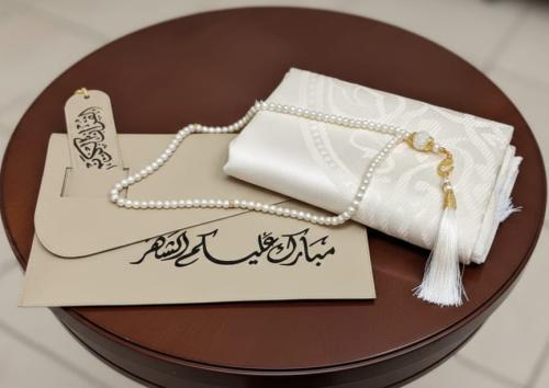ساجده طول متر وعشره صانطي وشنطه جلد وفصل قران ومسب...