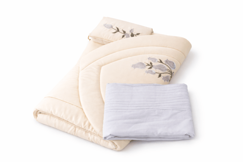 طقم سجادة صلاة فاخر مع شرشف – تطريز ورد أنيق